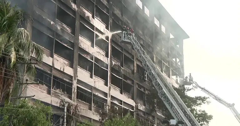 আগুনে পুড়ে যাওয়া ভবন